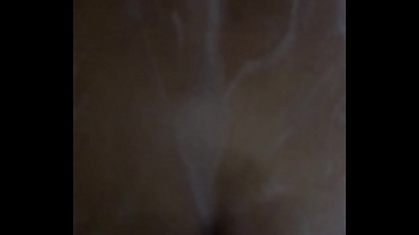 Image La follo mientras se ba&ntilde_a y grita cuando se lo entro