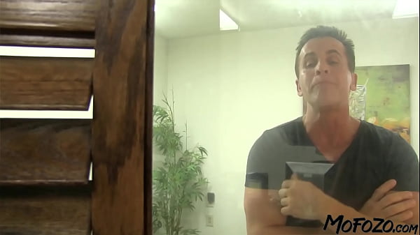 Image MOFOZO.com - Busty Stripper Is Less Of An Inconvenience _-)