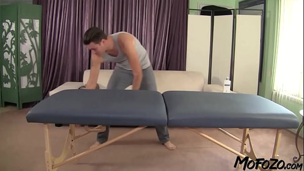 Image MOFOZO.com - Young Amateur Gets A Facial From The Masseur