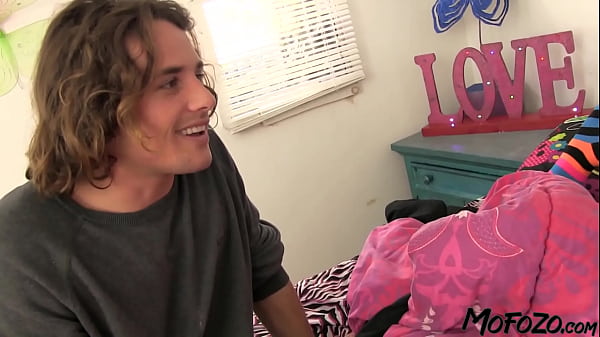 Image MOFOZO.com - 18 Year Old Blonde Gets A Facial