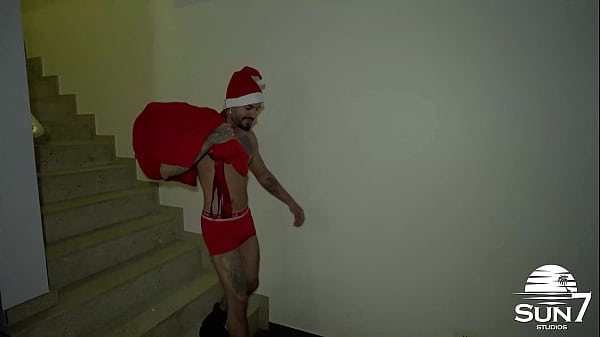 Image Esposa infiel recebe presente de natal antecipado do melhor amigo do marido e transa gostoso com for&ccedil_a