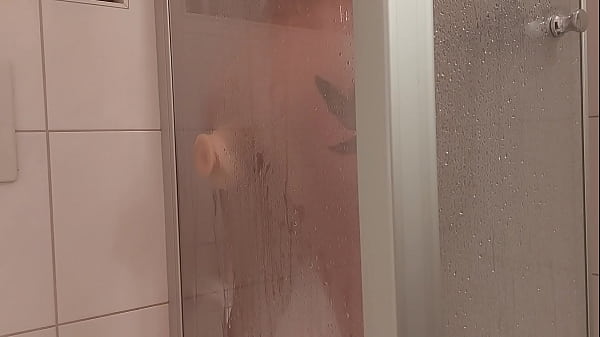 Image Sub Sissy Ella unter der Dusche