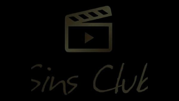 Image Pretinha da cor do pecado faz um footjob na rola enorme de 24cm do NegroTop