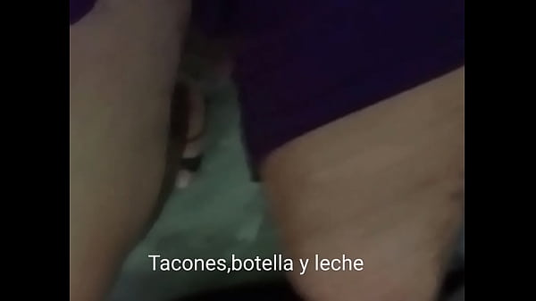 Image Botella, tacones y leche
