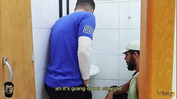 Image NOVINHO DEU DINHEIRO PRO ENCANADOR COMER ELE