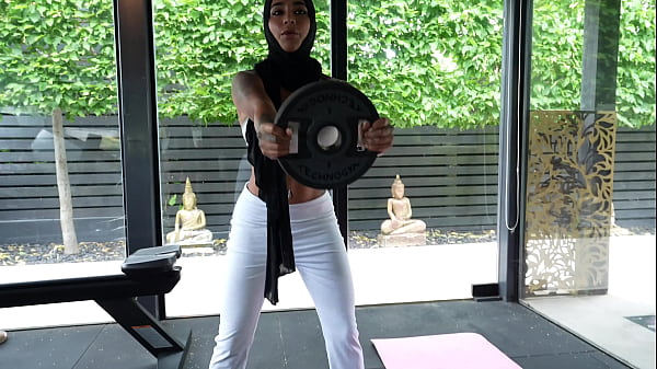 Image Arab girl turns on the workers in the gym and we end up in a gangbang