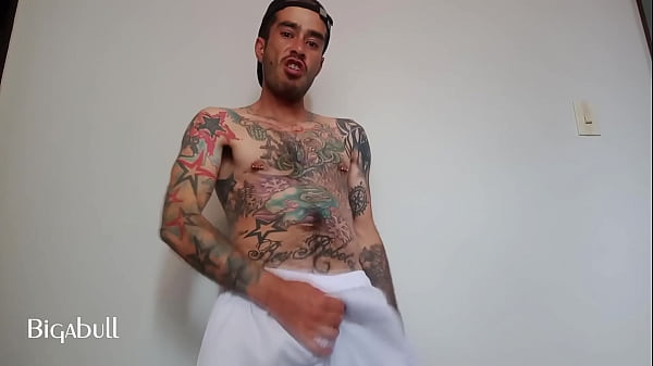 Image Hombre tatuado se hace la paja en boxer blancos