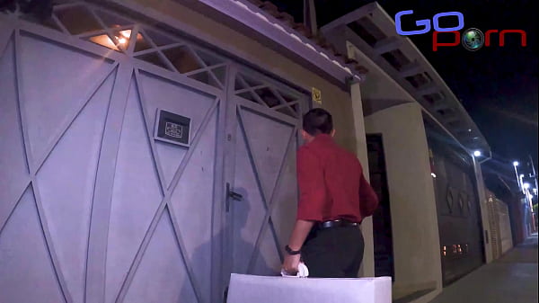 Image Massagista vai longe demais na massagem e faz a ninfeta gozar, squirt gigantesco