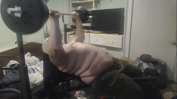 Image FatAssSmallDick does 3 sets of 10 bechpresses 80lbs (Flipped)