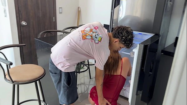 Image Mi madrastra muy culona busca algo en la cocina y yo me aprovecho para cogerla de verdad.