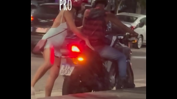 Image Hotwife Belinha em sequ&ecirc_ncia de aventuras: exibiu pro motoboy, se exibiu na rua, encontrou com f&atilde_ e ficou com o cuzinho cheio de leite