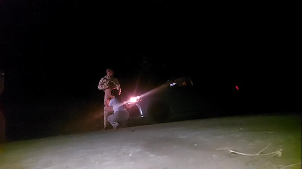 Image MOTORISTA de aplicativo fode duas PASSAGEIRAS na estrada