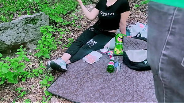 Image Me encuentro a un desconocido mientras acanpo y el muy pervertido me folla al aire libre