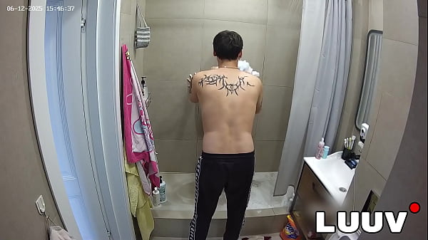 Image LUUV. The beautiful Grossy shaves her legs in the shower on camera