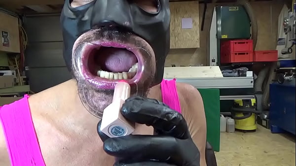 Image Extremeslut66 spielt mit sich mit einigen Dildos