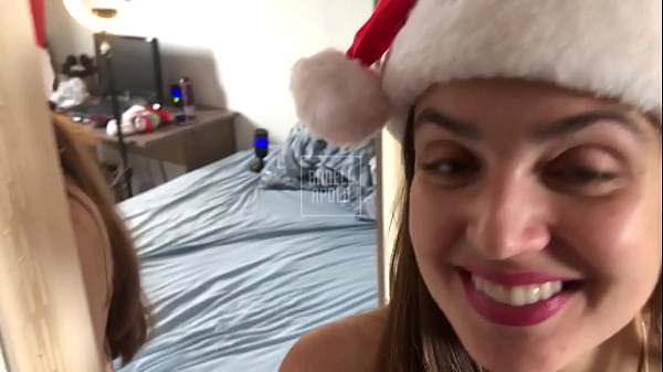 Image A assistente do Papai Noel esquece o presente do bom menino e precisa pagar de outro jeito seu bom comportamento