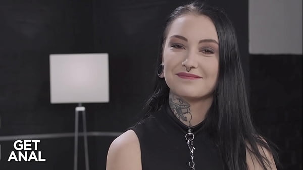 Image Alternative Babe Sharlotte Thorne Analyzed By Massive BBC After Interview