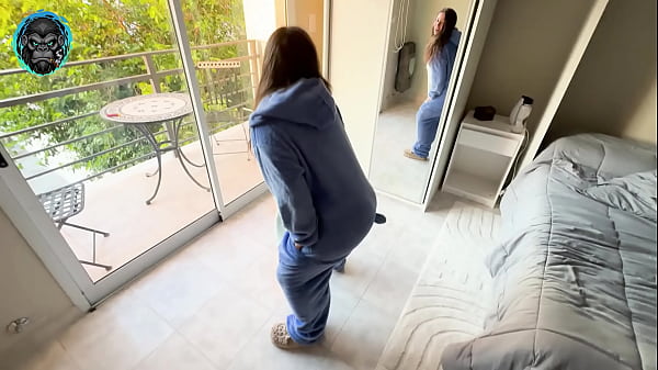 Image Mi Hermanastra me muestra su Disfraz