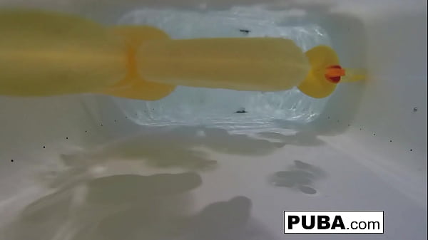 Image Sexy Nadia takes a bath with some rubber duckies