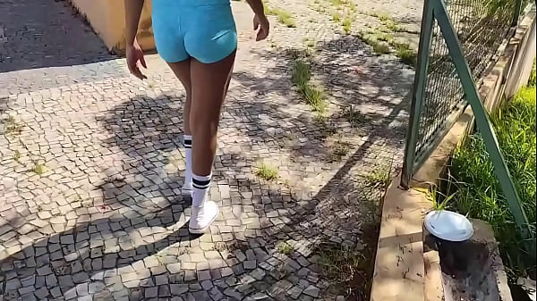 Image Fudendo o cuzinho e a buceta depois de agachar em p&uacute_blico