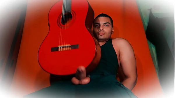 Image Caballero Sexy Numero Uno - Tocando, Frotando una Guitarra C-80 con el Pene - Masturbacion de pene de 18 Centimetros hasta Acabar