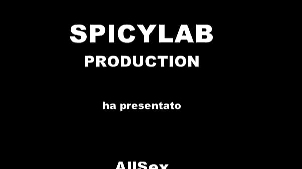 Image Rossa si apre tutta e si fa sborrare in culo da un grande cazzone che le apre per bene il buco