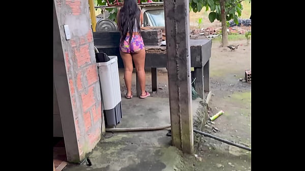 Image campesina traviesa pide ayuda a cambio de tragarse la lechita