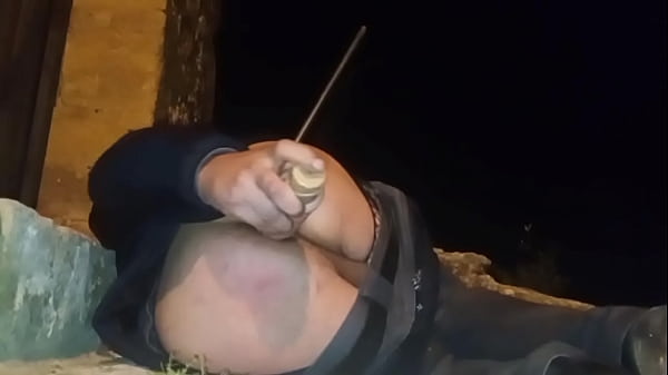 Image Follandome en las escaleras en medio de un pueblo