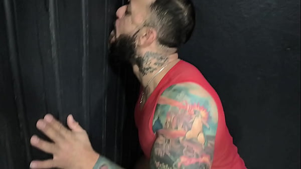 Image HETERO QUERIA TRAIR SUA ESPOSA , E FOI NAS CABINES ENCONTRAR UMA BOCA GOSTOSA QUE SAIBA FAZER UM BOQUETE E COMEU VARIOS CU