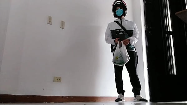 Image Me follo al REPARTIDOR mientras mi marido no est&aacute_ en casa - Todo grabado y con final cremoso