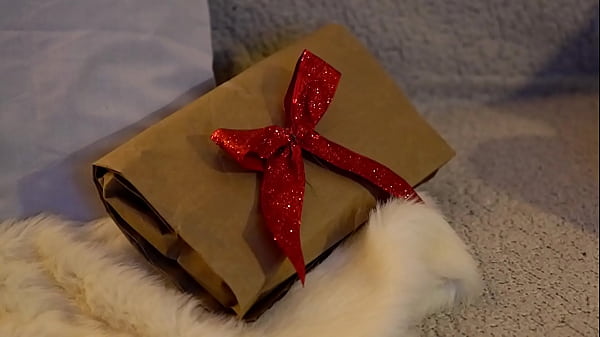 Image Un GRAN REGALO INSESPERADO DE NAVIDAD!! Joven ESTUDIANTE recibe un regalo sorpresa de navidad!! ES MASATURBADA POR SU PADRASTRO!!! La penetra en cuatro y se CORRE EN SUS GRANDES NALGAS!!!