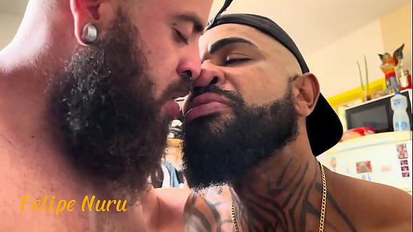 Image Despedida de solteiro virou divers&atilde_o secreta com dois caras no apartamento.