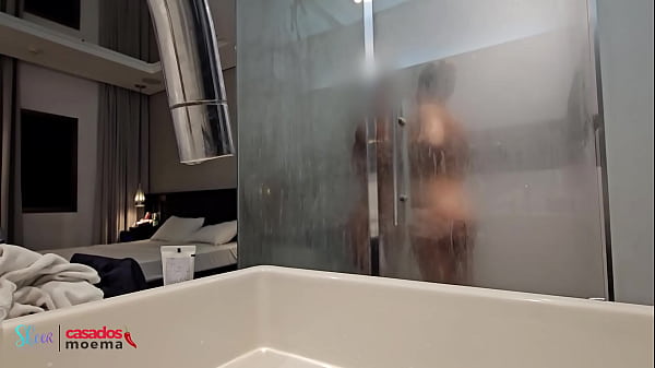 Image O corno do marido ficou assistindo sua esposa tomar banho com outro BBC