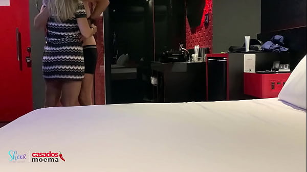 Image Casada sai de casa com plug no c&uacute_ para chifrar o corno do marido!