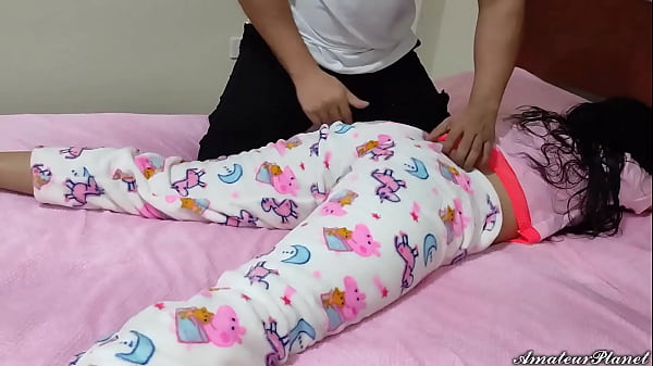 Image Enga&ntilde_o a Chica Inocente en el cuidado Para Hacerle Masajes