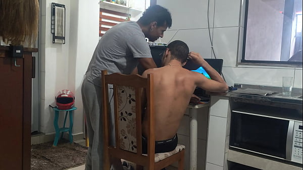 Image TWINK NERD RECEBE O TECNO DA INTERNET EM CASA E TREPA E FAZ SEXO COM OTRABALHADOR