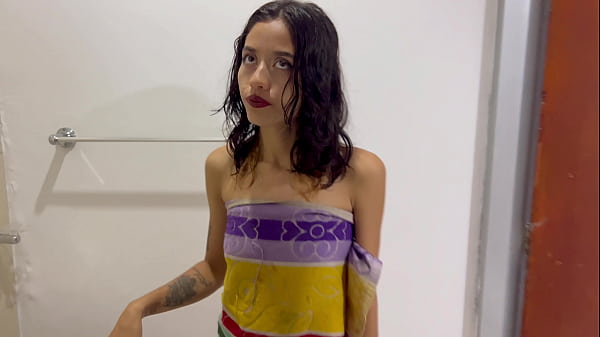 Image Mi hermanastra se ducha en el patio de la casa y a mi se me antoja follarla, muy duro.