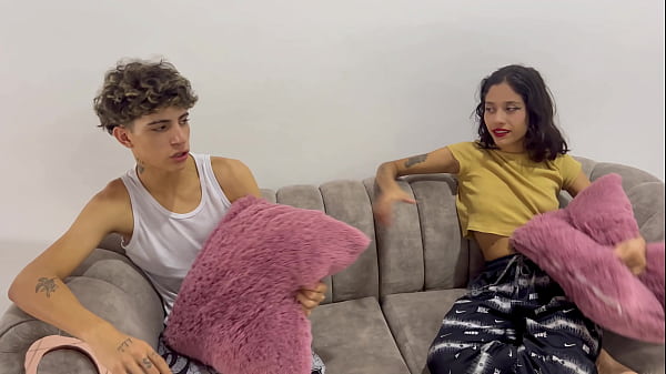 Image Mi peque&ntilde_ita hermanastra tiene un novio y yo le guardo el secreto a cambio de no contar nada.