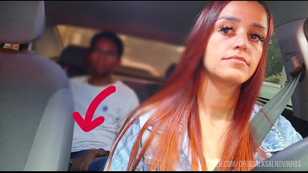 Image Mulher motorista de APP pega passageiro se masturbando por tr&aacute_s!