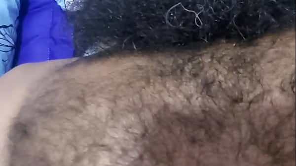 Image Peludo masturbando o &acirc_nus, gemendo alto e assistindo porn&ocirc_, ejaculando precoce no final (Use fone gemido alto)