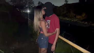 Image Esposa aborda estranho na rua e faz um sexo anal gostoso