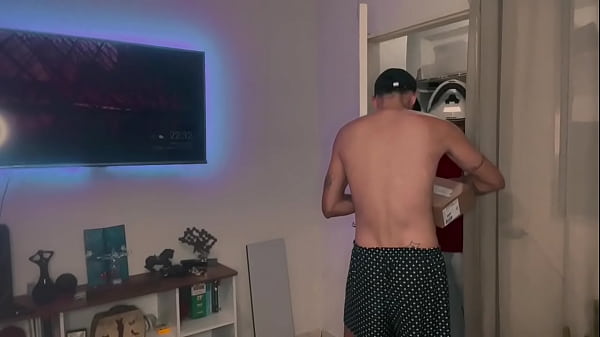 Image O MOTOBOY S&Oacute_ QUERIA UM COPO DE &Aacute_GUA ANTES DE VOLTAR PRO TRAMPO, S&Oacute_ QUE COMO DIZ NO DITADO N&Eacute_: Um copo de &aacute_gua e um pau amigo n&atilde_o se nega a ningu&eacute_m