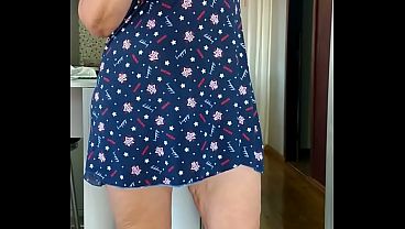 Image Filmei minha madrasta pela manha de vestido transparente.