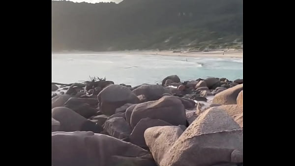 Image Loirinha casada da buceta rosa fodeu com dotado na praia de nudismo no pelo na frente do marido corno