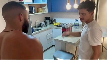 Image FUI FAZER UMA ENTREGA NO HOTEL, O HOSPEDE DEU EM CIMA, COMI O CU DELE.