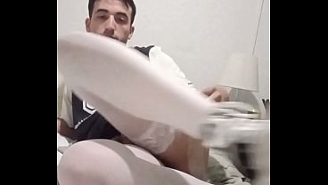 Image chico joven difruta metiendose un dildo con forma de mounstro con su enorme culo