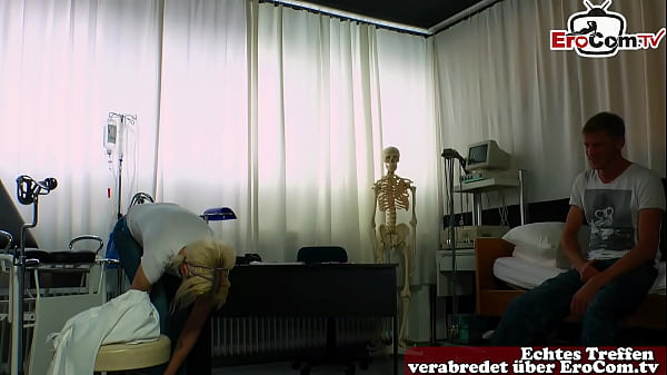 Image Deutscher Stiefbruder fickt seine Stiefschwester im &Auml_rztezimmer