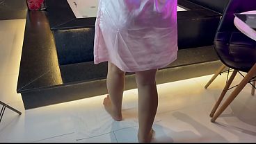 Image menina pequena monta num enorme dildo