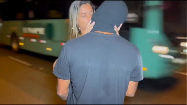 Image Casada dan&ccedil_ando na rua bem sexy &eacute_ abordada por um desconhecido transando gostoso em cima da passarela