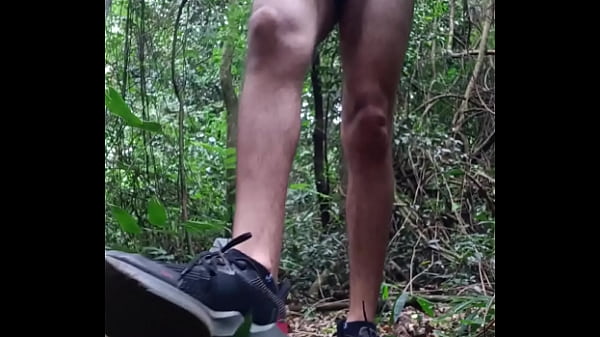 Image Roludo de 20cm punhetando na Floresta